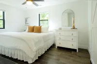 Peaceful, Modern Farmhouse. Premier Host. Minutes from Beach. Dog Friendly. - Boutique