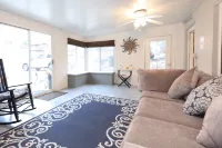 2-bedroom vacation home just 3 minutes drive to Drake University - con encanto