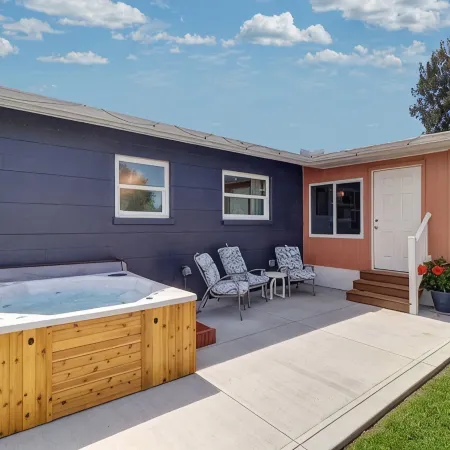 2 Bedroom Bungalow With Hot Tub Near Indian Rocks Beach