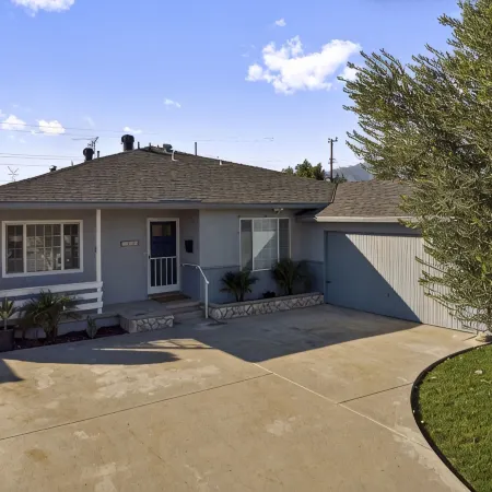 Charming 5 bedroom with a putting green