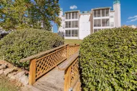Penthouse with pool.  8 min to Tablerock Lake - Private Pools