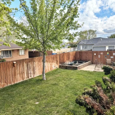 Downtown oasis.. Abundance of Entertainment & Amenities • Hot Tub • King Bed•