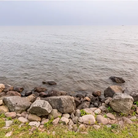 Lakefront Family Getaway
