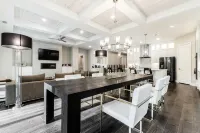 New Single Level Ranch Home by Highland Park with Pool - 5つ星