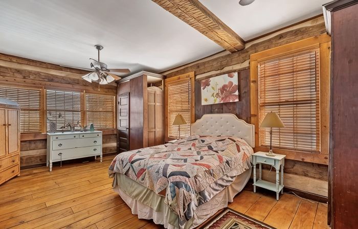 Historic 200 year old 3-bedroom log house with WiFi and AC in charming Winesburg