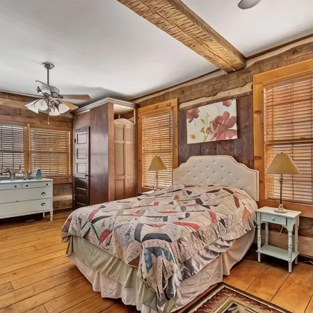 Historic 200 year old 3-bedroom log house with WiFi and AC in charming Winesburg