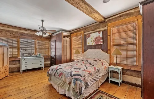 Historic 200 year old 3-bedroom log house with WiFi and AC in charming Winesburg - 3-Star