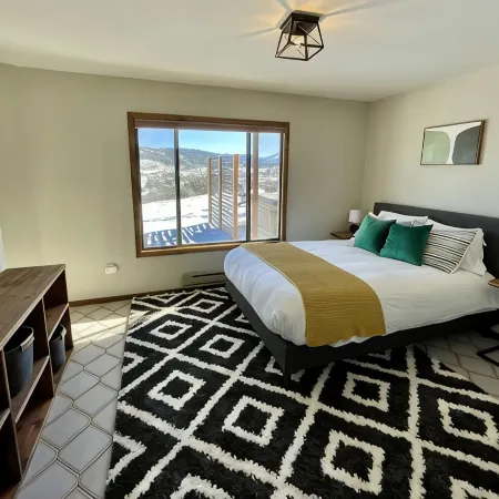 Gorgeous Retreat with Mountain Views, Open Living, Game Room, Hot Tub
