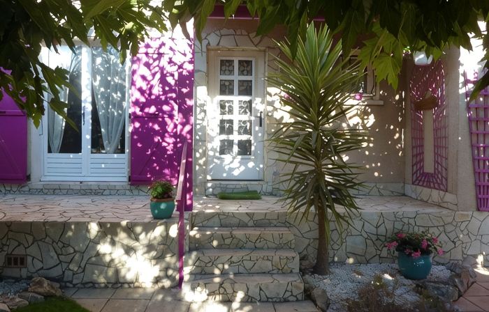 Charming house with gardens in a residential area