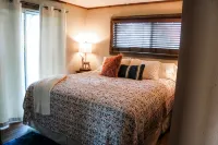 Red Deer Lodge HiBanks Ranch 12 minutes from Magnolia Silos - 4-Star