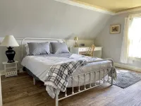 Restored 1909 2 Story Farmhouse minutes from Hamilton - 3-Star