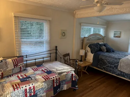 Cozy Cottage with access to and partially obstructed views of the bay. - 3-Star