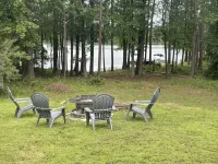 Unique lakefront 3 BR cabin directly on Lake Hartwell! 20 min drive to Clemson! - 샬레 호텔