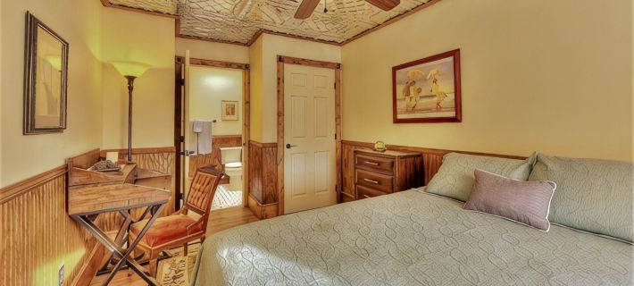 Beautifully Restored House of Pleasure on Main St above Ponderosa Wine Bar Hotels in Ravalli County