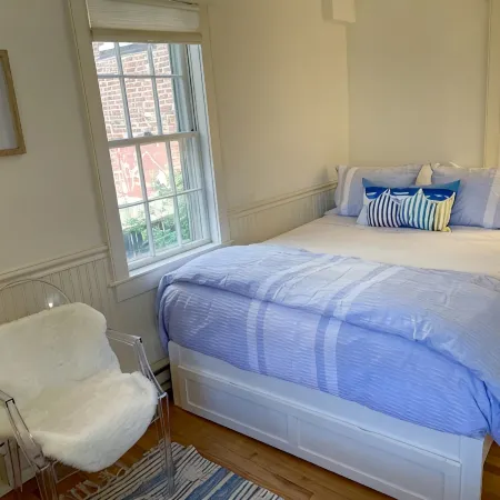 Cozy upper studio- fully equipped & close to town, harbor, shops & restaurants!