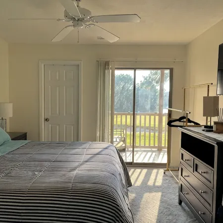 Comfy condo on the 17th green of True blue, min’s  to beach, shops & great food