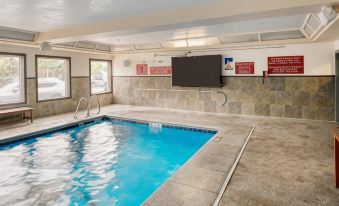 Gray Wolf Inn & Suites - Housity