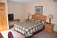 Stunning Knotty Pine Condo at Schuss Mountain - Pools