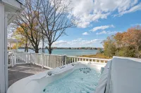 Water front Oasis with pickle-ball court and hot tub - Boutique