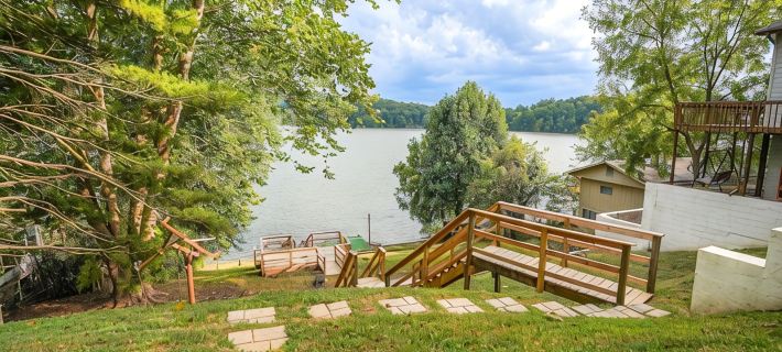 Lakeview Landing, pet friendly lake front home on Boone Lake サリバンのホテル