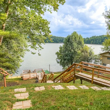 Lakeview Landing, pet friendly lake front home on Boone Lake