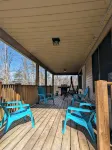 Serene & private getaway 5 min. from EVL. 4 beds, 2.5 baths, sleeps 14, hot tub. - 4-Star
