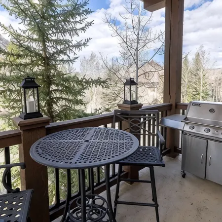 3 Bedroom Condo Just Steps From Arrowhead Lift