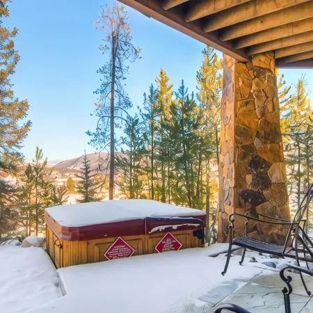 Views of the 10 mile range - 7 min from the slopes in this luxurious chalet!
