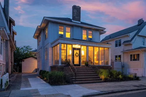 Sleeps 15, Designer Beach House w/ Yard + Porch, Steps to Beach + Parking - balcony