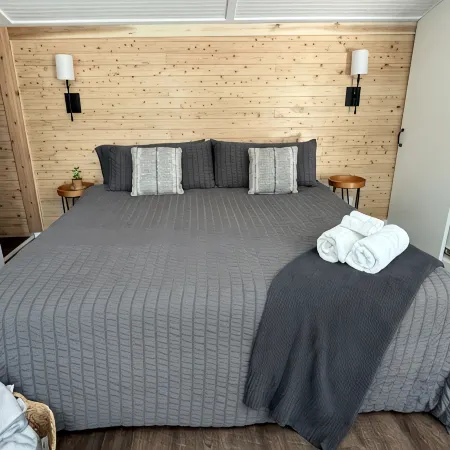 Zen Den - jetted tub, massage chair, home theater, EV charger, King bed, parking