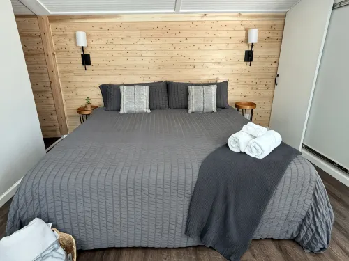 Zen Den - jetted tub, massage chair, home theater, EV charger, King bed, parking - 3つ星