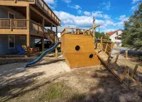 Family Fun House! Private Pool, Putting Green, Walk to Beach, Hot Tub, Game Room - Family