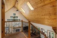 Cozy Cascade Cabin. Relaxing Hot Tub, Secluded, Spacious and Creek Nearby - 4-نجوم