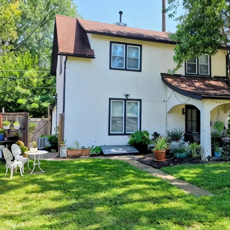 3-bedroom Modern home in welcoming Topeka with WiFi, AC