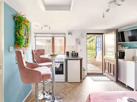 Thorpe Park Studio | Self-Contained + Gated Parking Space