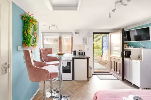 Thorpe Park Studio | Self-Contained + Gated Parking Space - 2-Star