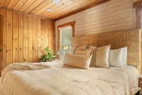 Resort Cabin w/ Firepit, Spacious Deck & Outdoor TV - 2 Miles to SDC - 샬레 호텔