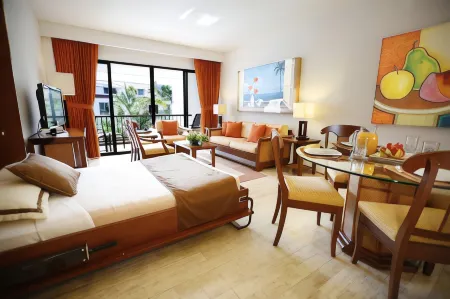 The Royal Cancun - All Suites Resort Отели рядом с достопримечательностью «Плайя Тортугас»