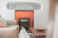 The Old Stamp House Retreat- Three En-suite Bedrooms Central Village Location - Apartments