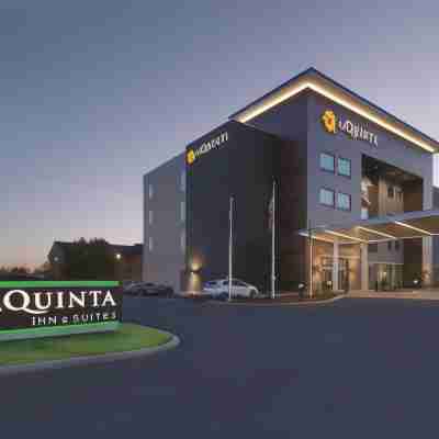 La Quinta Inn & Suites by Wyndham Terre Haute Hotel Exterior