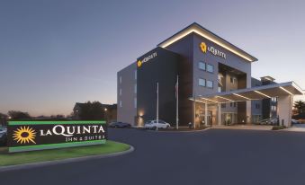 La Quinta Inn & Suites by Wyndham Terre Haute