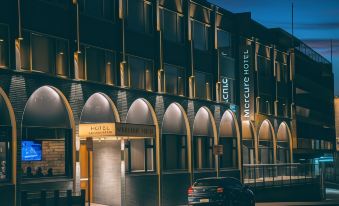 "a hotel building with a sign that reads "" hotel "" and a car parked in front of it" at Hotel Launceston