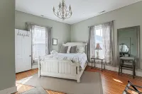 The Bons Amis Suite Hotel dekat Mary Baldwin University