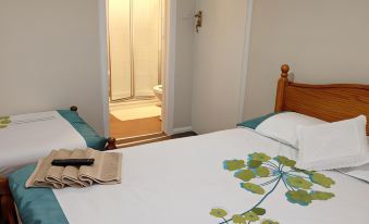 Room in Guest Room - Comfortable Family Room with Tv, Free Fast Wifi, Sleeps 3