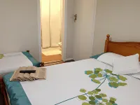 Room in Guest Room - Comfortable Family Room with Tv, Free Fast Wifi, Sleeps 3 Hotel di Harlington