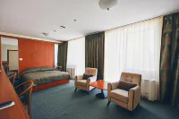 Victoria Palace Hotel Hotels near Swan Lake