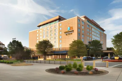 Embassy Suites by Hilton Charleston Отели рядом с достопримечательностью «West Virginia Power Baseball»