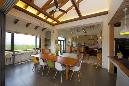 The Tree Отели рядом с достопримечательностью «Озеро Задний Валентина»