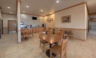 Econo Lodge Inn & Suites Bridgeport