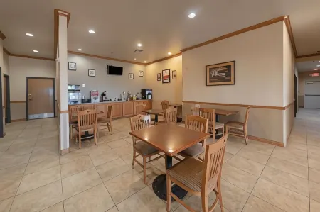 Econo Lodge Inn & Suites Bridgeport